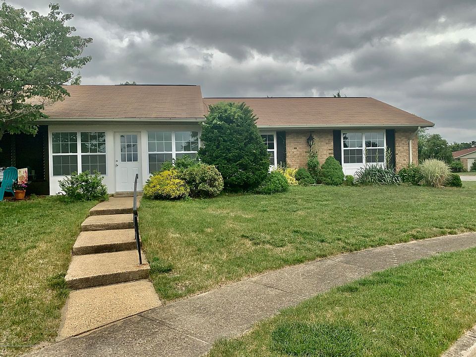 1st image of 13B Yorkshire Ct
