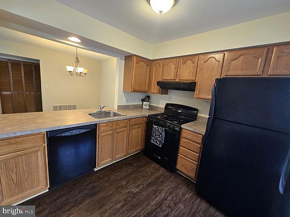 5th image of 555 Shetland Ct