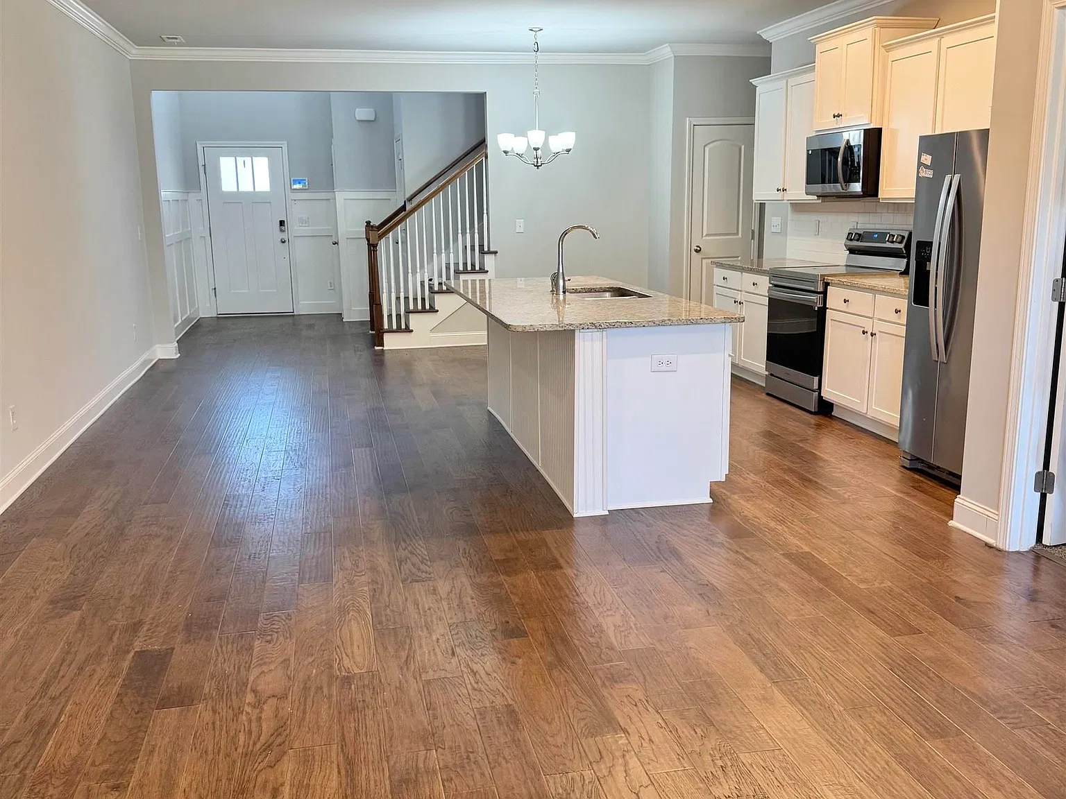 4 bed, 3.0 bath, 2395 sqft, $2,350 — Photo 2