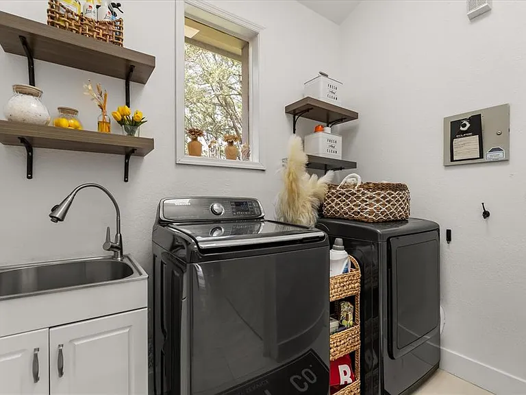 8050 Rural Retreat Ct — Photo 29