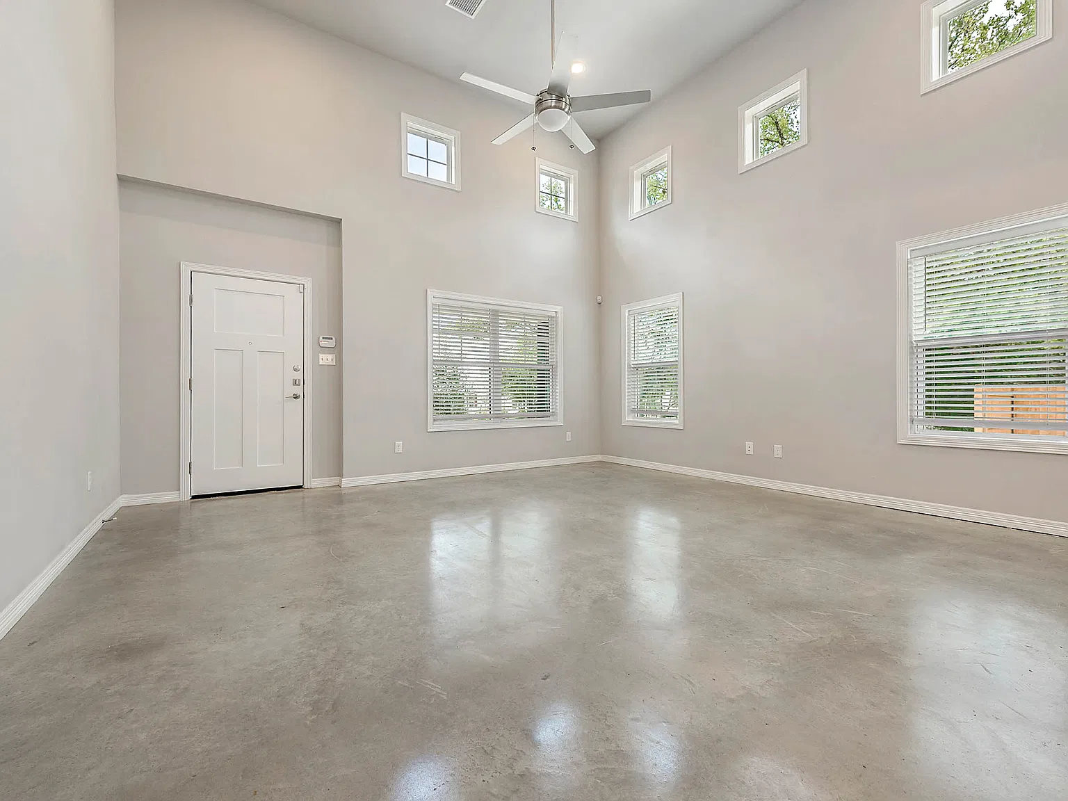 4 bed, 4.5 bath, 2300 sqft, $3,600 — Photo 4