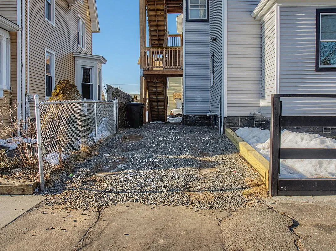 3 bed, 1.0 bath, 1000 sqft, $2,000 — Photo 4
