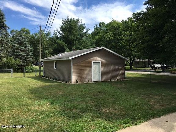 4th image of 2669 Center Ave