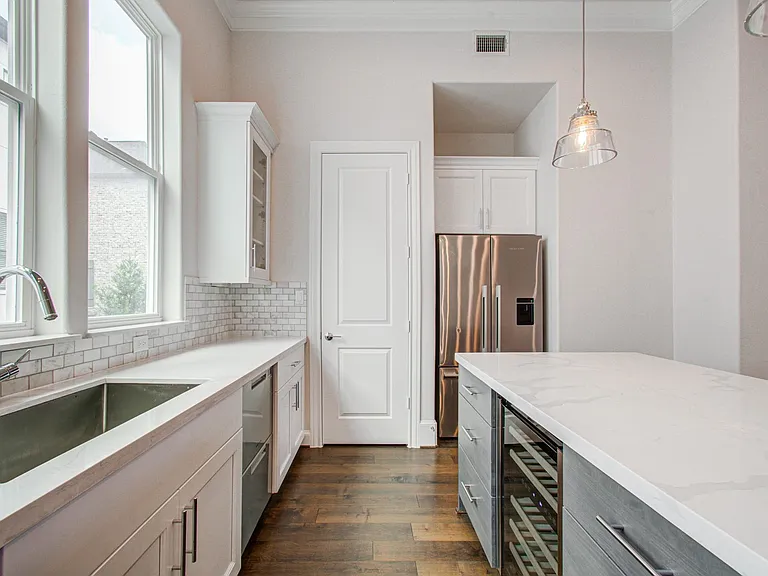 9532 London Bridge Sta — Photo 20