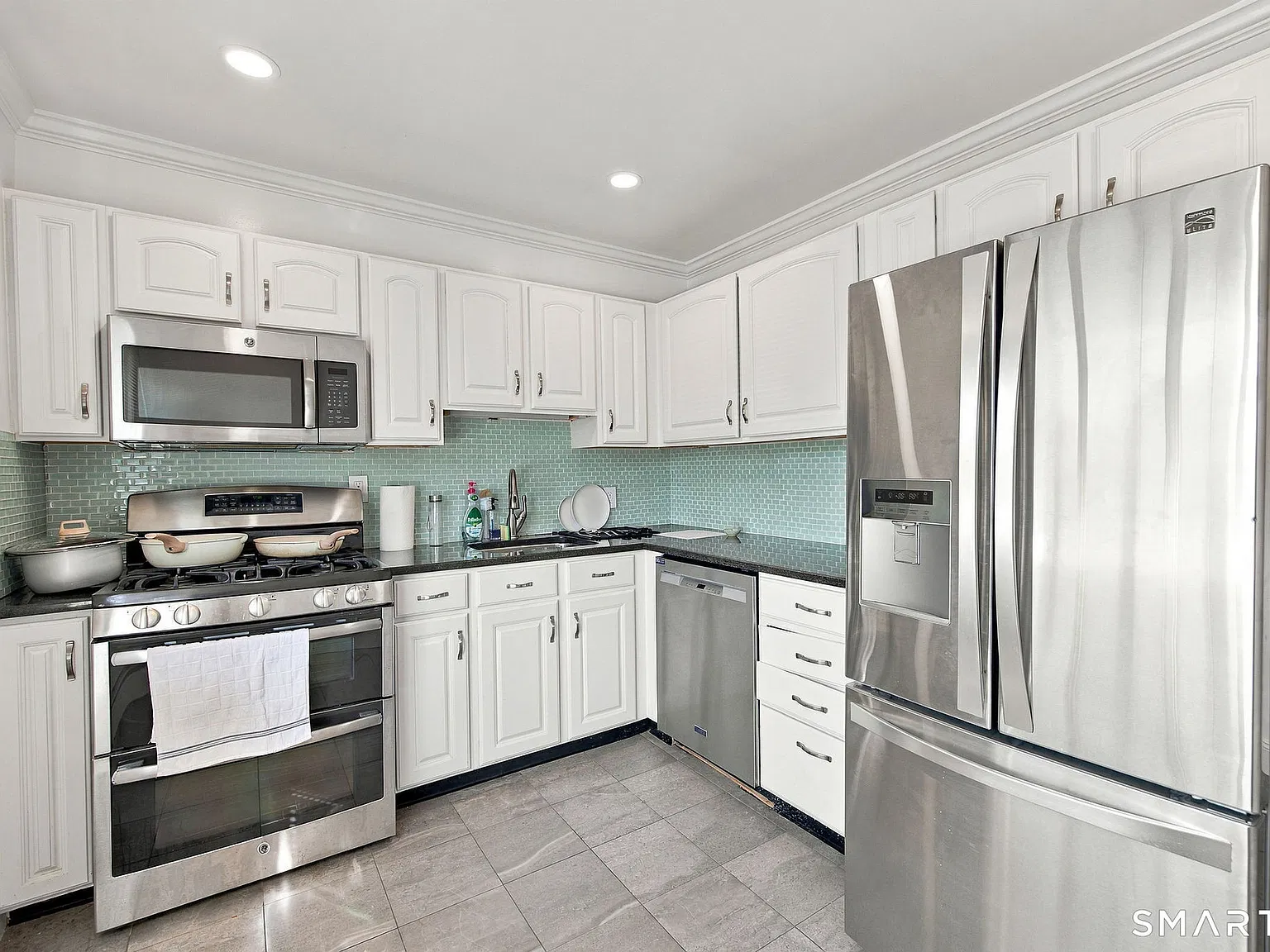 2 bed, 1.0 bath, 990 sqft, $3,000 — Photo 1