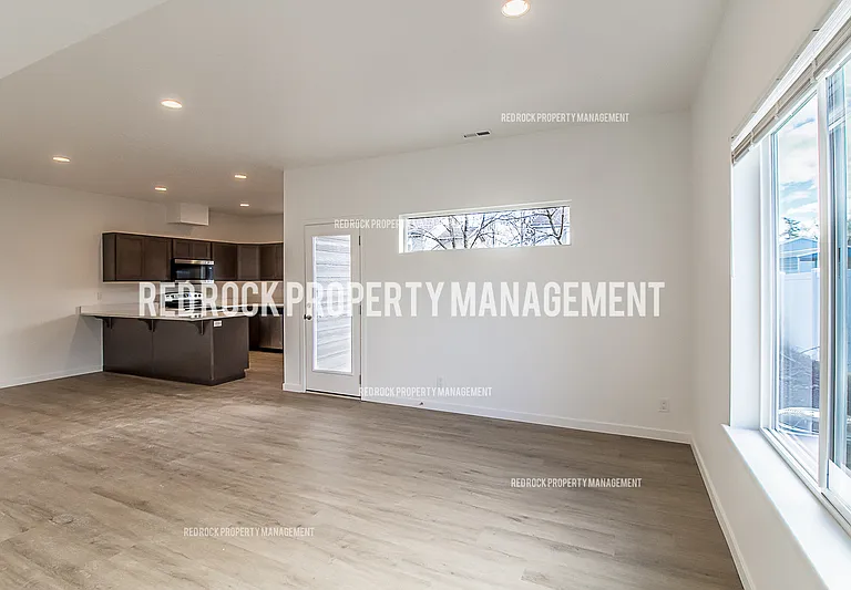 1122 N Davis Ln — Photo 3