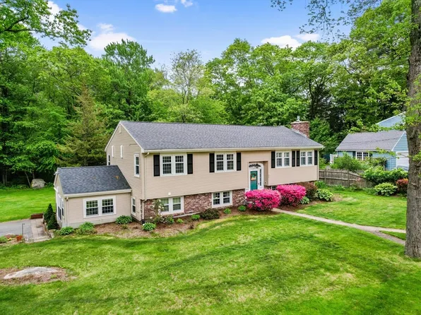 70 Stevens Dr, Holbrook, MA 02343