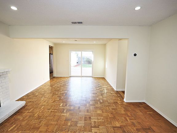 3rd image of 687 Hurlingame Ave