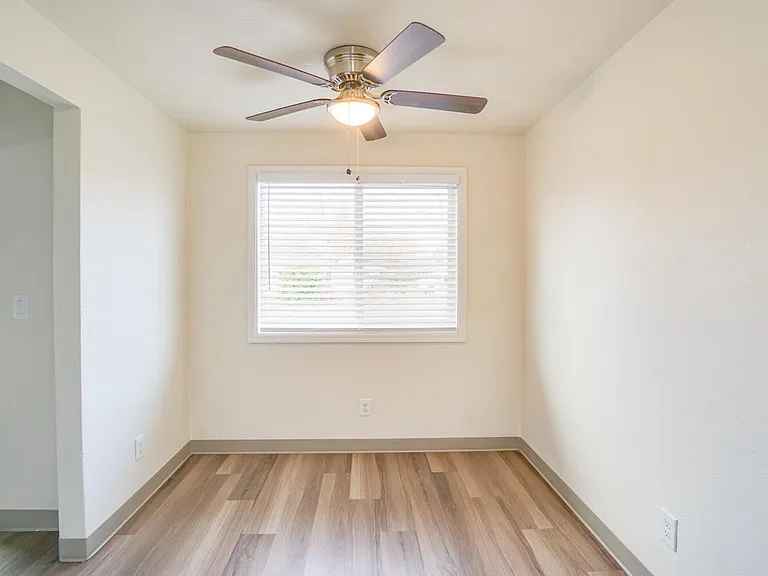 Westwood Apartments ** On-site Laundry Facilities, Off-Street Parking & Private Patio or Balcony — Photo 26