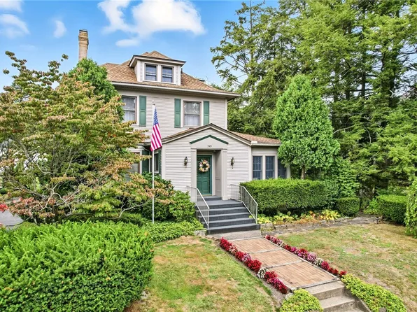 949 Alcoma St, Sharon, PA 16146