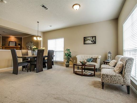 3rd image of 304 Holly Ct