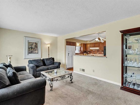 5th image of 9821 Glenmont Dr