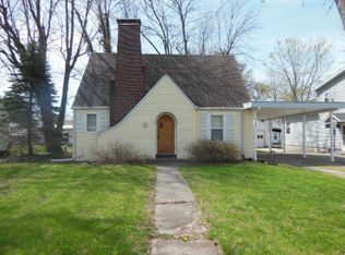 401 Flora Ave, Flora, IL 62839