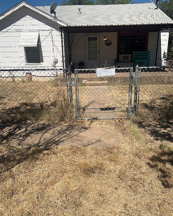 1st image of 704 S Willow St