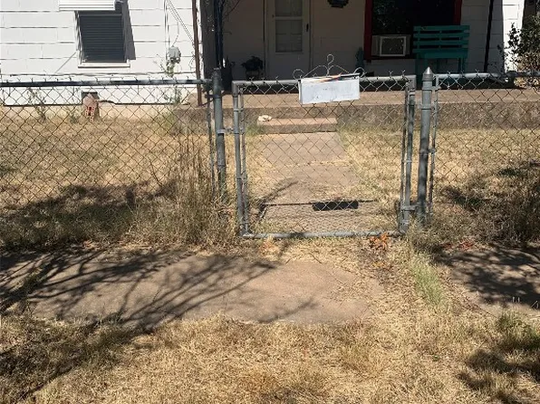 704 S Willow St, Brady, TX 76825