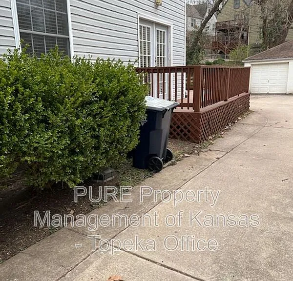 429 E 63rd Ter — Photo 27