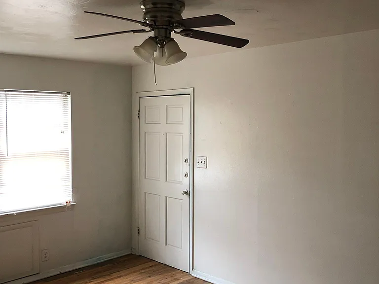3829 Roseland Ave — Photo 10