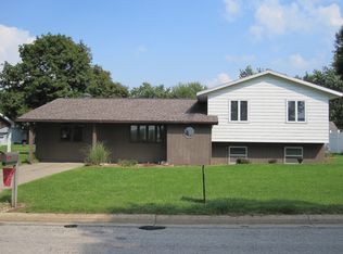 206 8th St, Grundy Center, IA 50638
