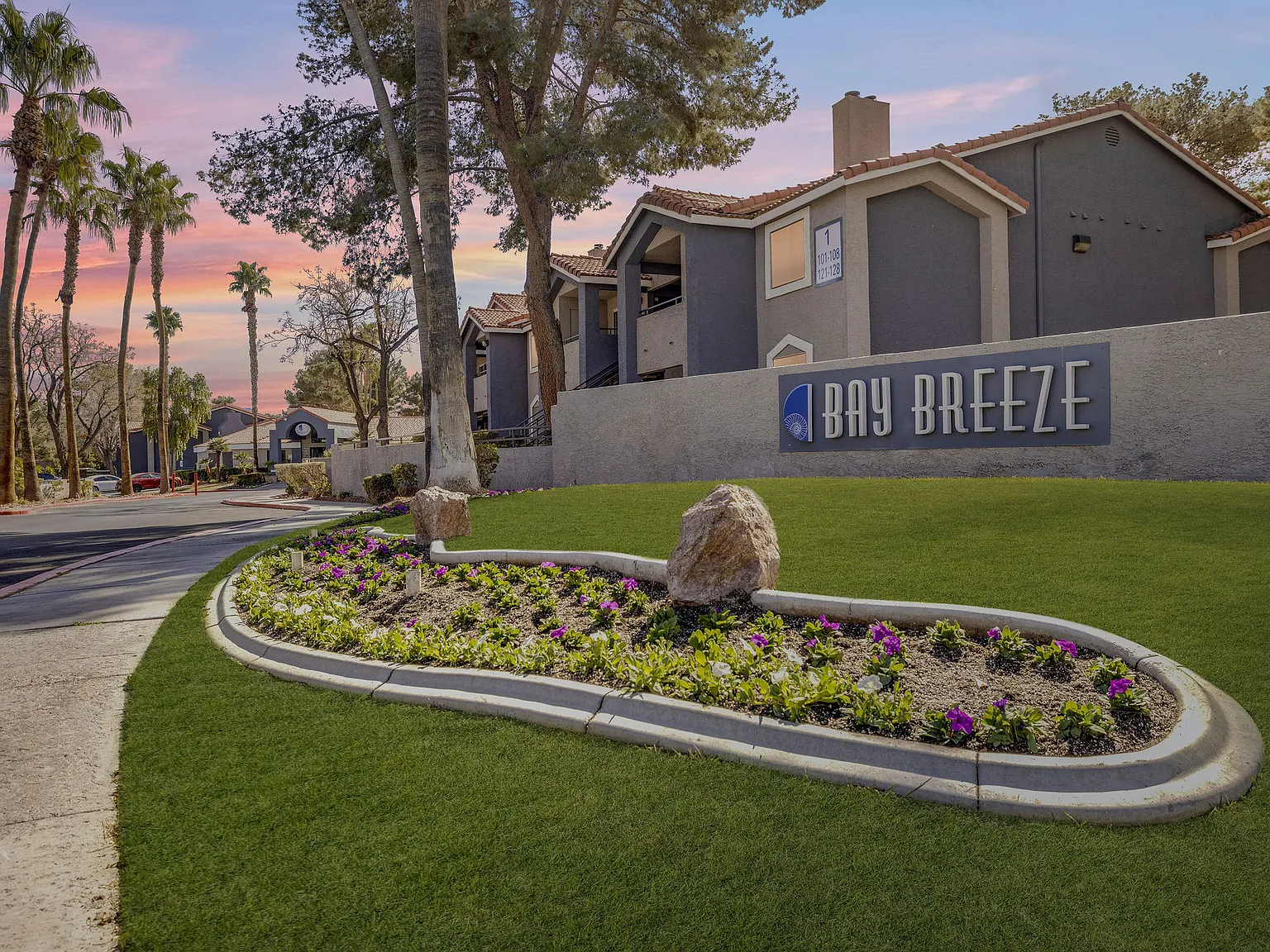 Bay Breeze Apartments — Photo 2
