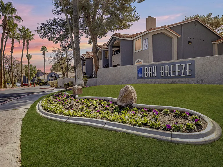 Bay Breeze Apartments — Photo 2