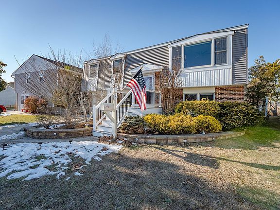 5th image of 24 Sweetwater Ct