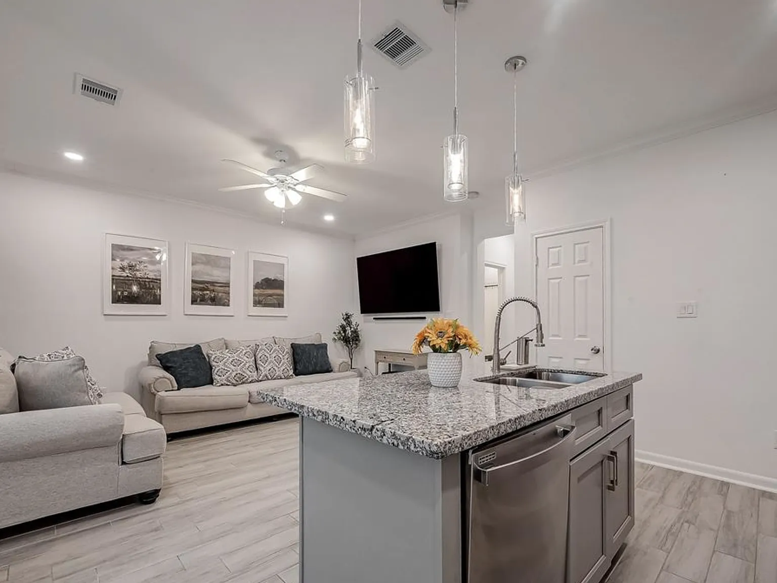 3 bed, 1260 sqft, $1,900 — Photo 2