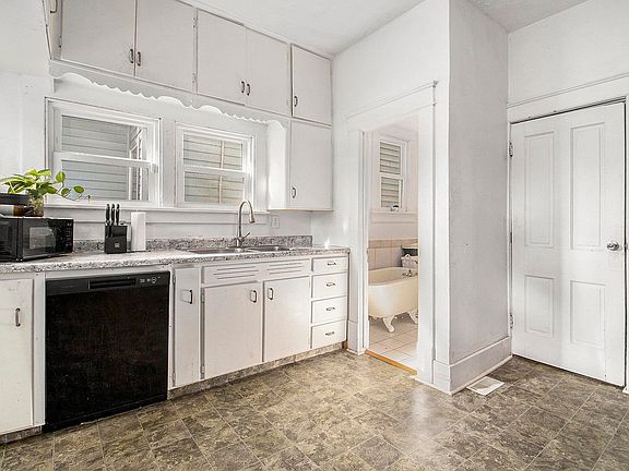 3rd image of 131 W Indiana Ave