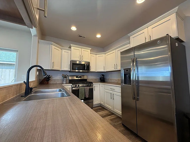 894 NW 24th Way — Photo 7