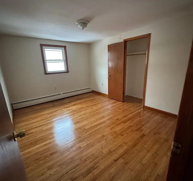 Bedroom 2 (13.5 ft x 10.5 ft)