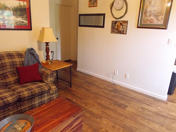 2nd image of 405 Chateau St