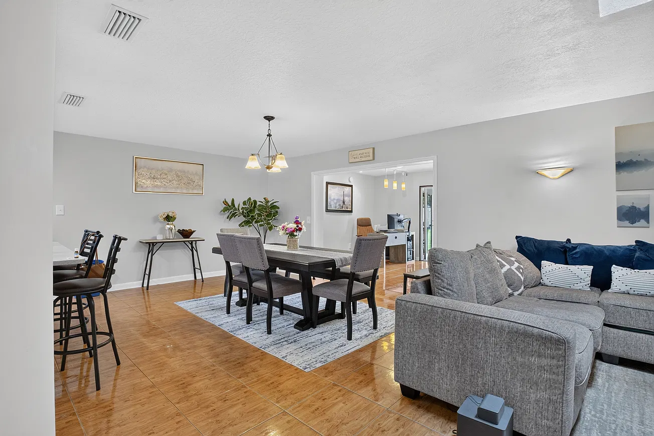 304 E Celery Cir — Photo 3