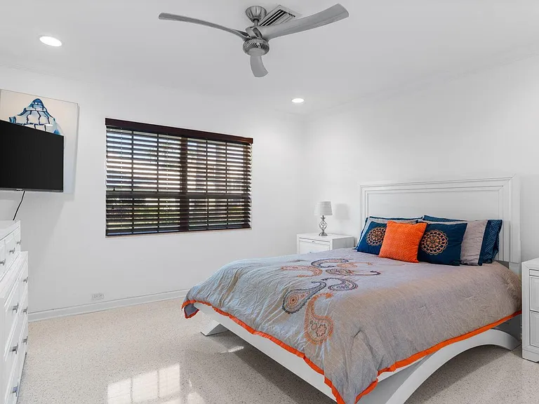 410 Venetian Dr — Photo 17