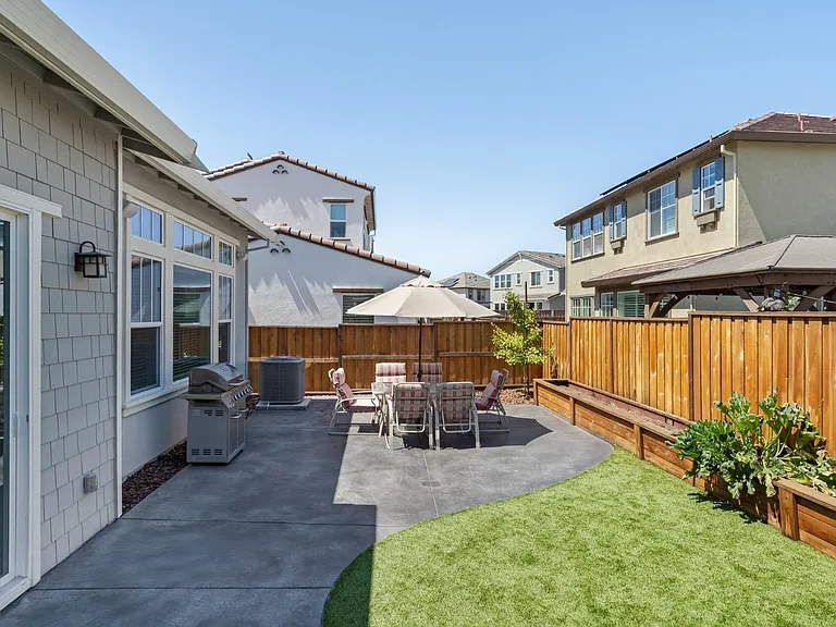 1429 Brody Bird Ln — Photo 9