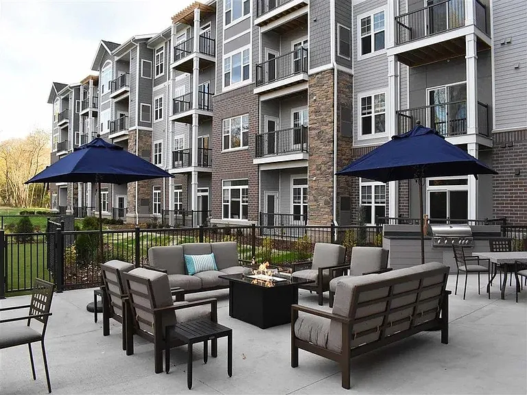 Oaks of Shorewood Apartments — Photo 26