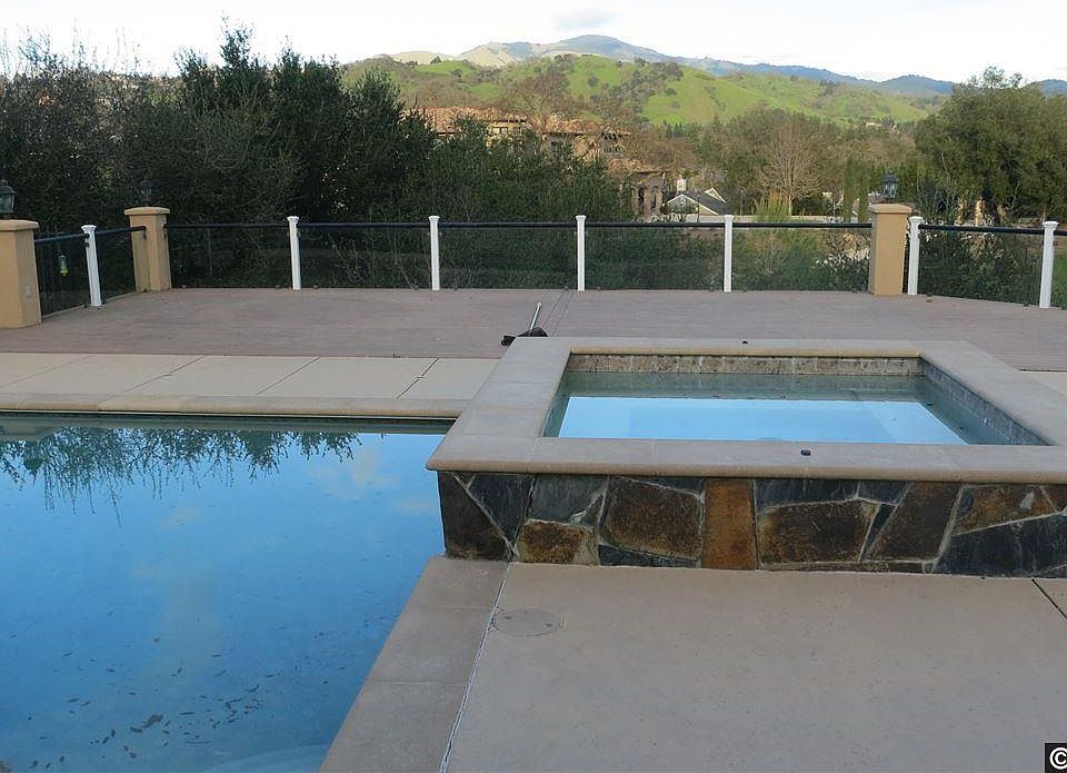 1st image of 131 Valley Oaks Dr