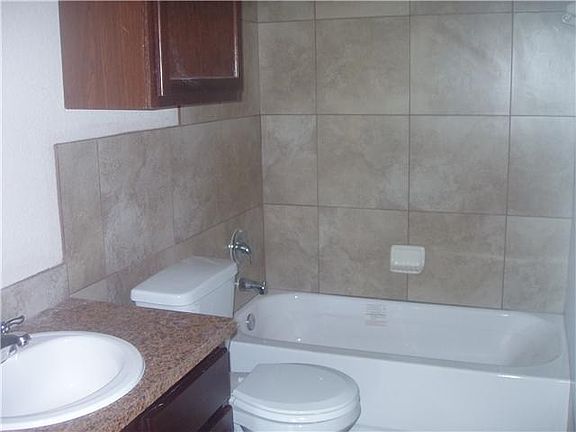 Bathroom : Easy upkeep.