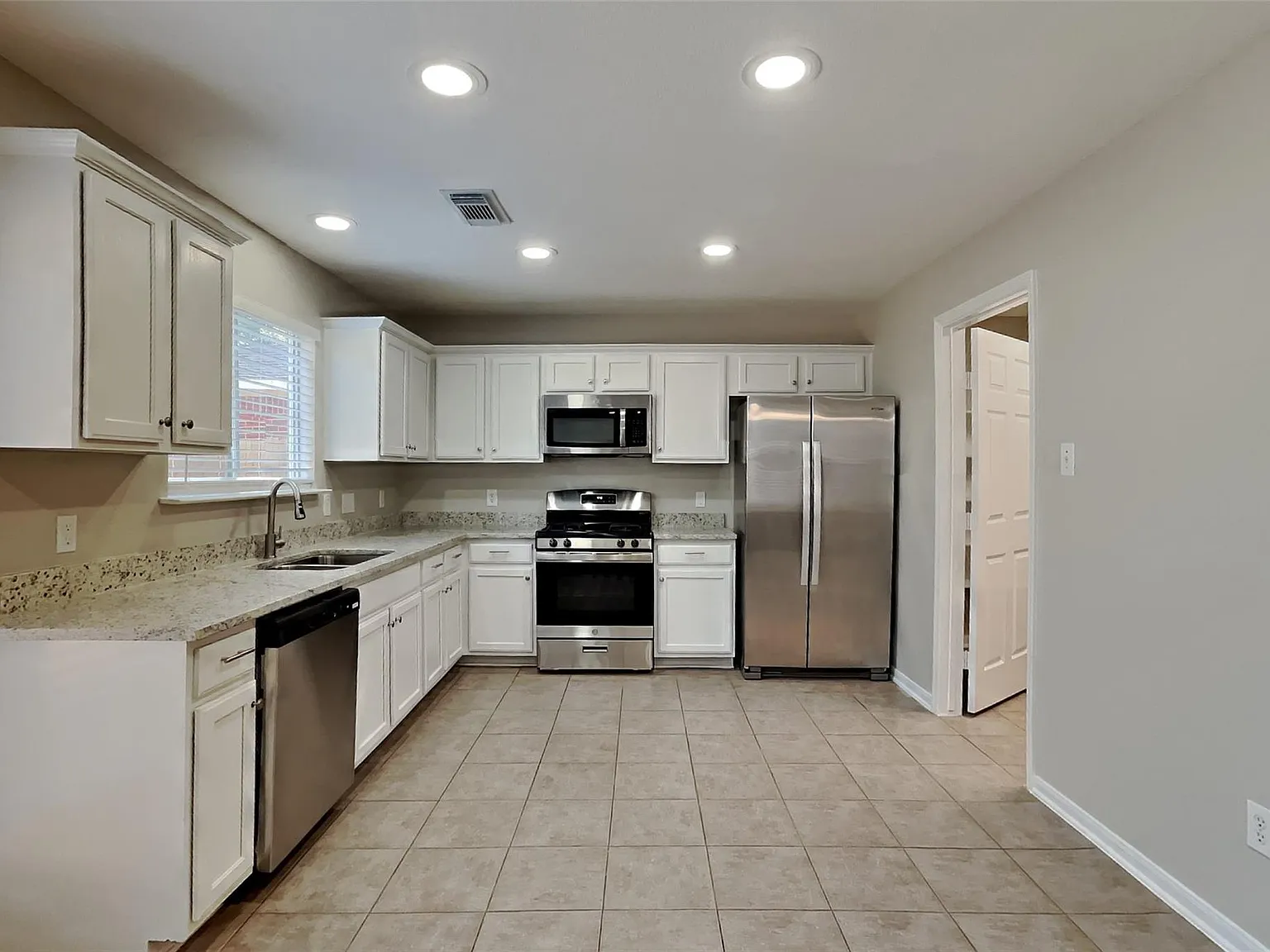 3 bed, 2.5 bath, 2310 sqft, $2,350 — Photo 4