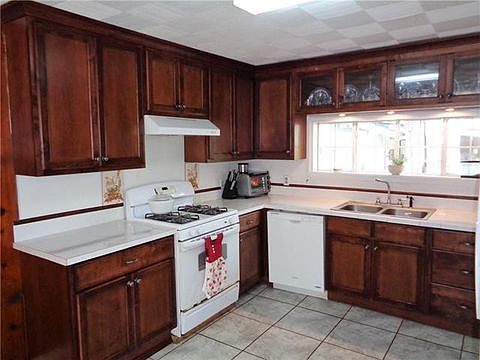 3rd image of 627 Caston Ave