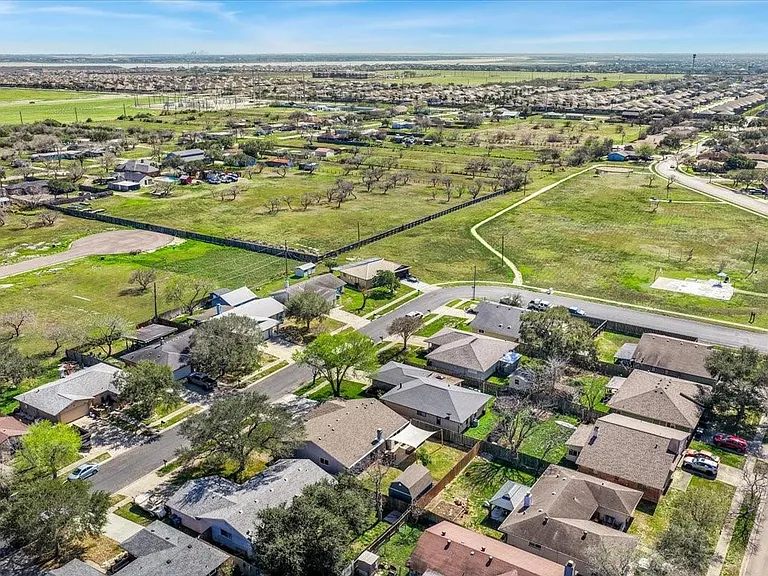 1749 Dawn Breeze Dr — Photo 38
