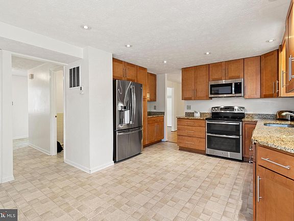 5th image of 15142 Red Cedar Dr