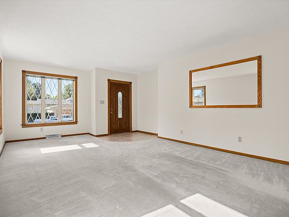 5th image of 126 W Elm St