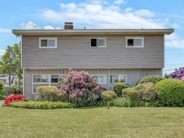 135 Sunrise Lane, Levittown, NY 11756