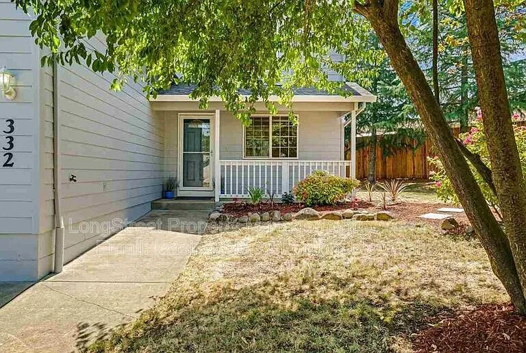 332 NE Carmen Pl — Photo 3