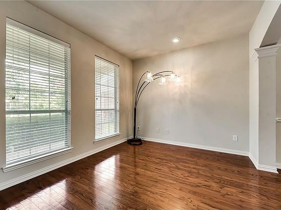 4th image of 806 Grove Dr