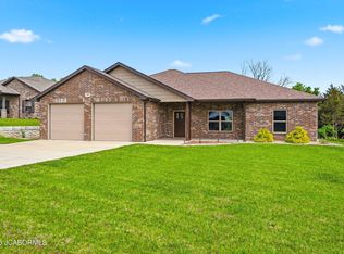 951 Cochise Dr, Holts Summit, MO 65043