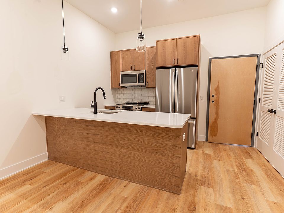 1st image of 915 S 12th St #4