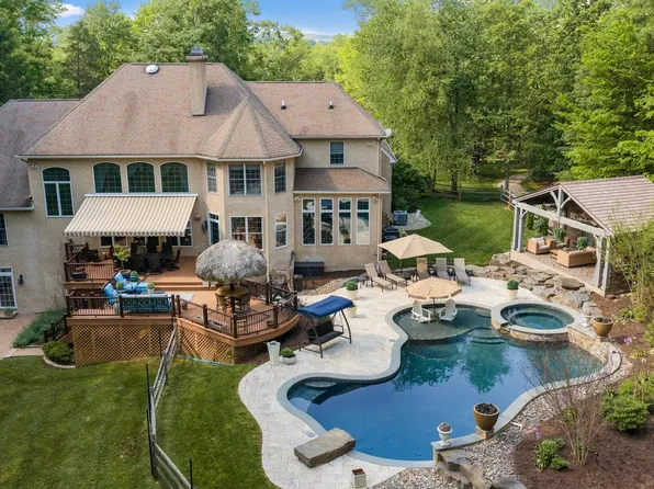 5 Glen Eagles Dr, New Hope, PA 18938