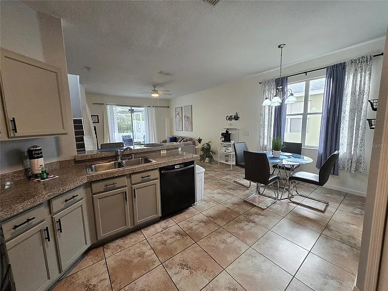 930 Oxford Dr — Photo 8