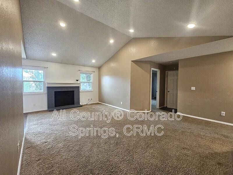5 bed, 3.0 bath, 2168 sqft, $2,750 — Photo 2
