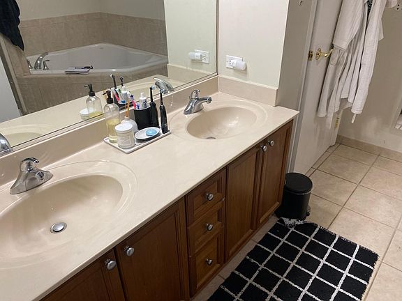 5th image of 1515 S Prairie Ave Unit 808